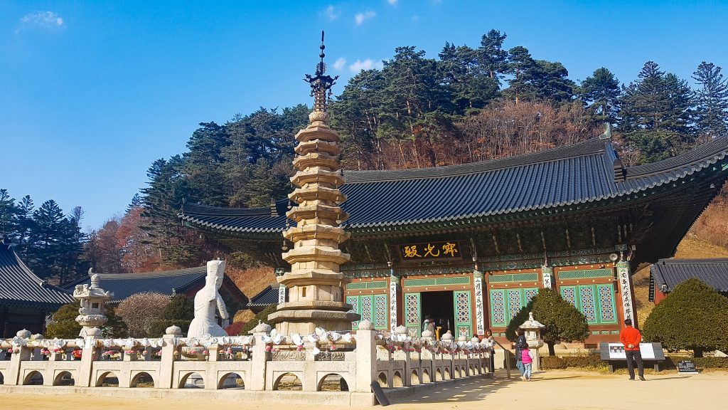 Patio principal del templo Woljeong-sa en el Parque Nacional Odae-san