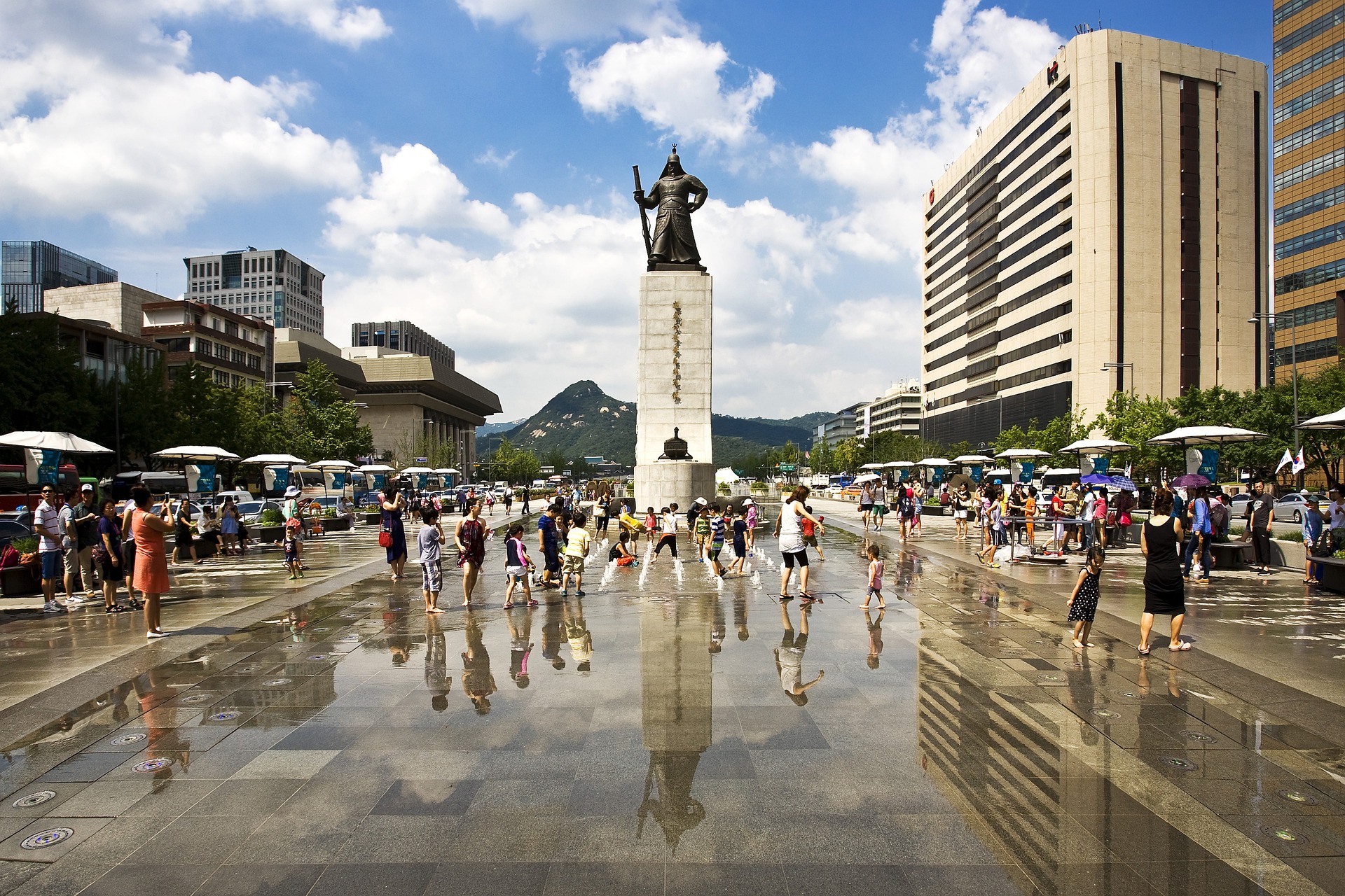 Plaza Gwanghwamun en Seúl con la estatua del almirante Yi Sun-sin.
