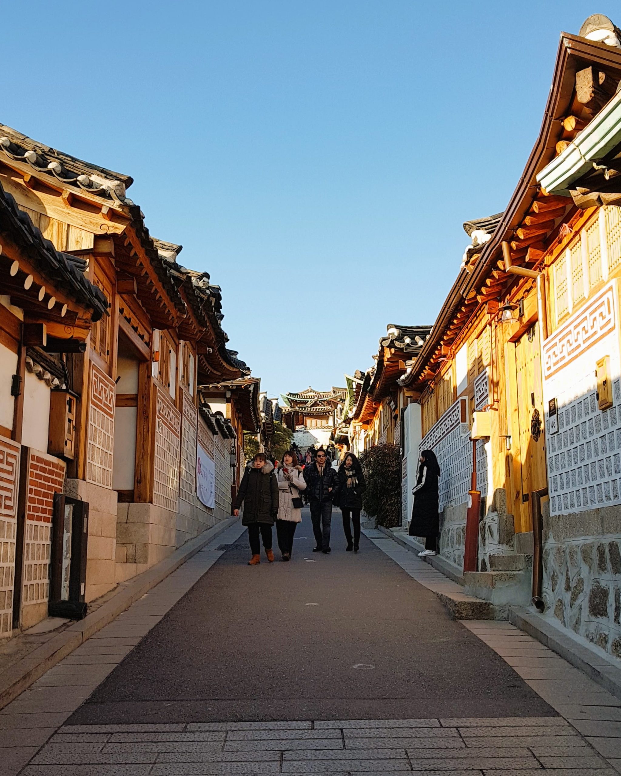 Calle del barrio Bukchon en Seúl rodeado de hanoks (viviendas tradicionales coreanas).