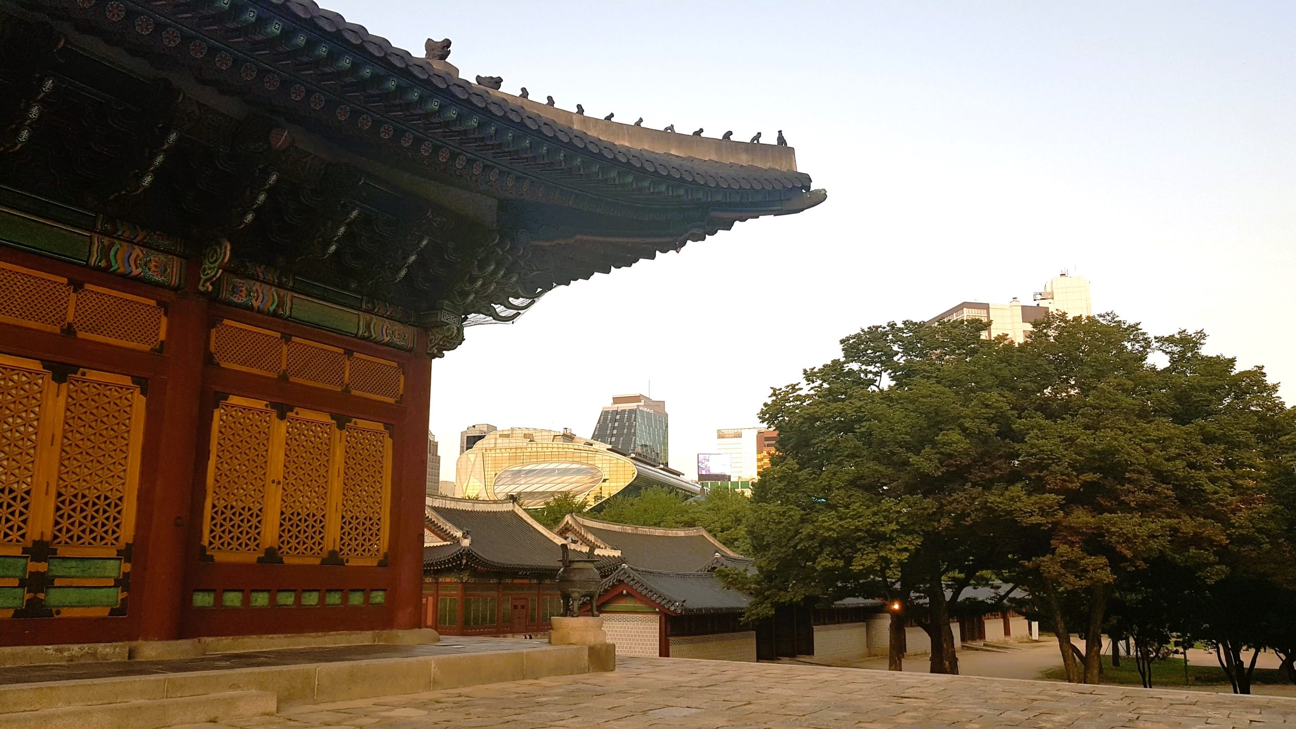 Palacio Deoksugung con el ayuntamiento de Seúl al fondo.